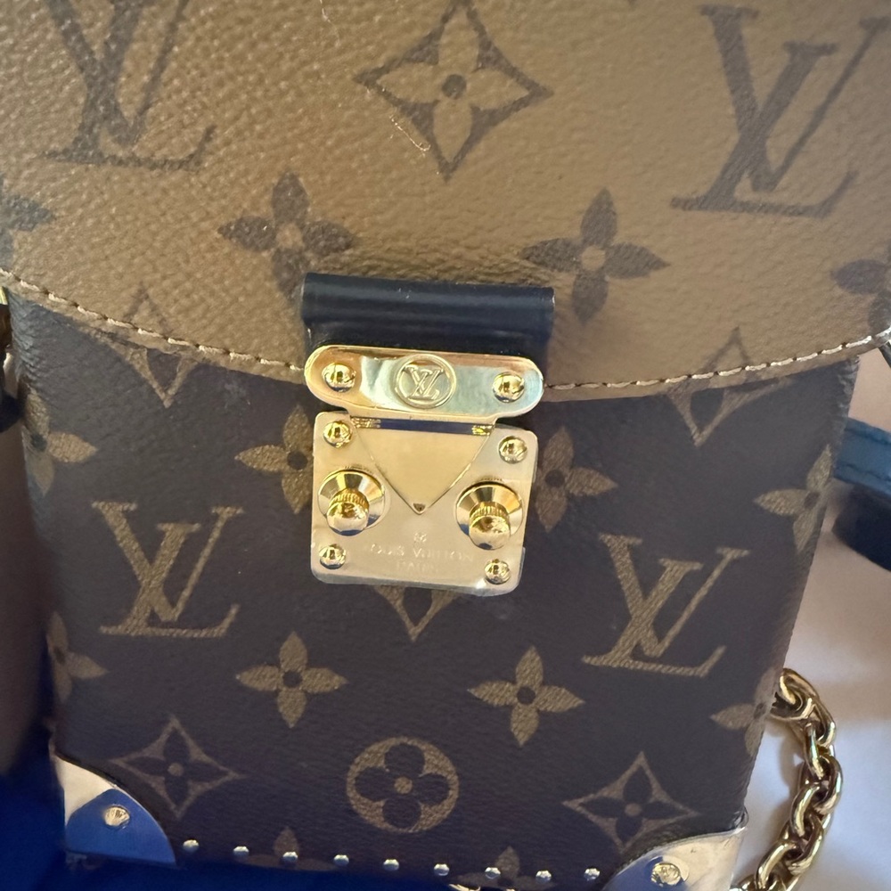 Louis Vuitton camera box. Worn once. ORIGINAL BOX AND BAG - Picture 9 of 11